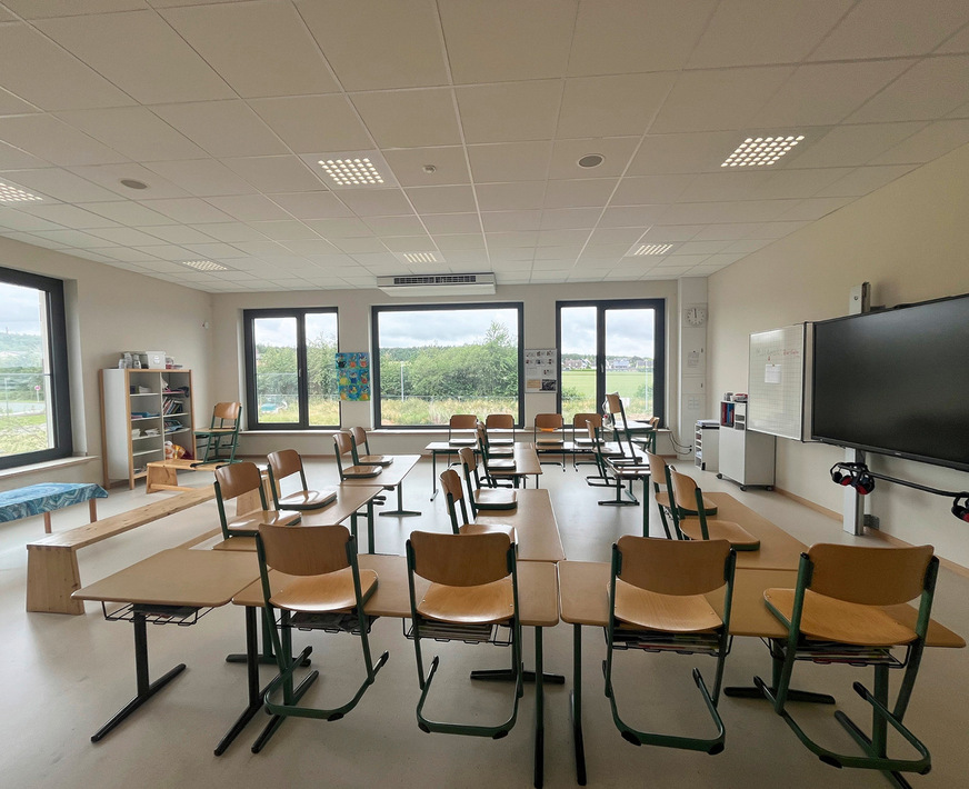 Das Duplex Vent 800 fügt sich nahezu unsichtbar in die Deckenkonstruktion des Klassenraums ein.