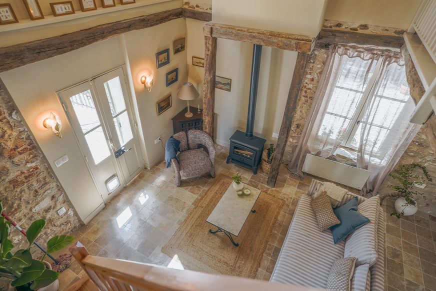 Der Blick von der Galerie zeigt den offenen Wohnbereich der rund 74 m2 großen Maisonette.