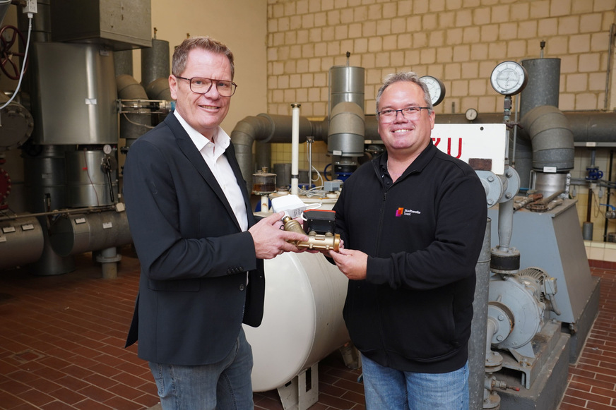 Von links: Christian Glaremin, IMI-Vertrieb Rheinland mit Sven Brockmann vom Netzbetrieb Gas, Wasser, Wärme der Stadtwerke Soest.
