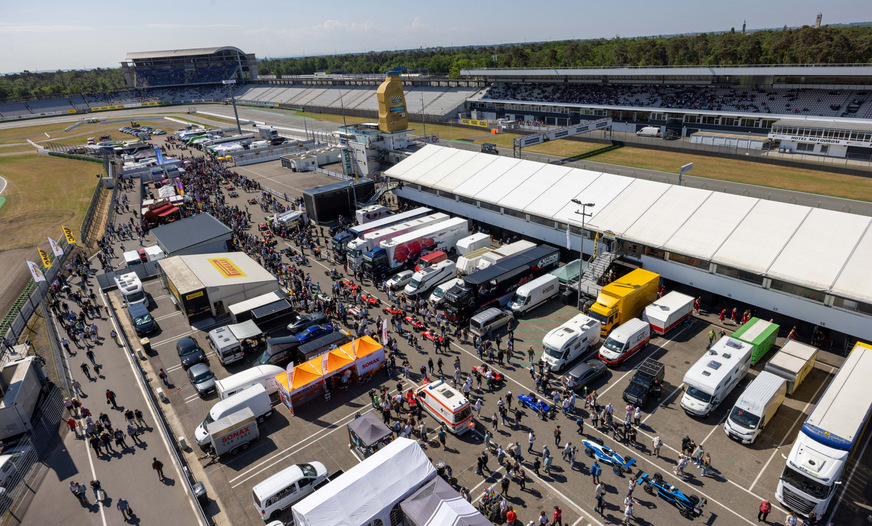 Kontakte knüpfen vor PS-starker Kulisse: Statt einer klassischen Messehallen-Atmosphäre erwartet die Besucher bei der Jungheizer & Friends Messe am Hockenheimring ein Tag, an dem es ums Mitmachen, Anpacken und Erleben geht.