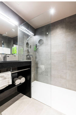 Viel Komfort auf kleinem Raum: Die Bäder im RiKu Hotel sind mit den Dusch-WCs Geberit AquaClean Mera und Sela sowie mit der bodeneben verlegten Duschfläche Geberit Setaplano ausgestattet.&nbsp;
