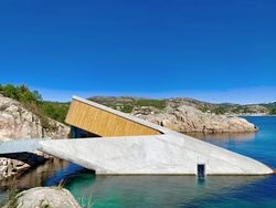 Das „Under“, Europas erstes Unterwasserrestaurant an der norwegischen Küste, ist halb im Meer versunken. - © Bjarne Røyland