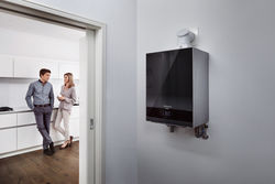 Internetfähige Wärme-Erzeuger wie das Gas-Brennwertgerät Buderus Logamax plus GB192i lassen sich komfortabel steuern und auch aus der Ferne via Smartphone oder Tablet bedienen.