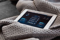 Mit einem Tablet und der entsprechenden App ist die smarte Heizungs-Steuerung jederzeit und überall möglich. Auch Informationen zur Heizungs-Anlage können abgerufen werden.