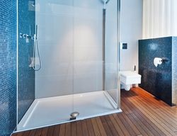 Im direkten Duschbereich sollte auf einen anderen Werkstoff zurückgegriffen werden.