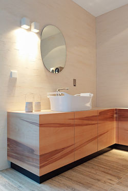 Bei auf Konsolen montierten oder auf Unterbauten aufliegenden Holzplatten für Einbau- oder Aufsatzwaschbecken sollte beachtet werden, dass das gewählte Material dafür geeignet ist. 