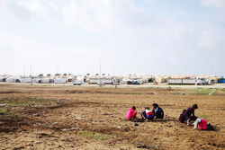 Um auch in schwer zugänglichen Konflikt-Regionen den Zugang zu Gesundheits-Versorgung und Bildung zu unterstützen, entwickelte das belgische Architekten- und Ingenieurteam DMOA mit „The Maggie Shelter“ besondere Zufluchtsorte.
