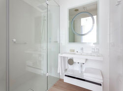 In den weißen Gästebädern setzt das Hotel Indigo Warsaw Nowy Świat auf die Kaldewei Duschfläche Conoflat in Alpinweiß Matt aus der Coordinated Colours Collection. Alle im Hotel eingebauten Duschen bieten durch die rutschhemmende Oberflächen-Veredelung Secure Plus maximale Standsicherheit.
