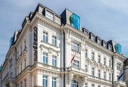 Das Haus Smolna40 mit seinen verspielten Fassadendekorationen, in dem das Hotel Indigo Warsaw Nowy Świat untergebracht ist, diente einst Graf Branicki als Residenz.  - © Piotr Gesicki