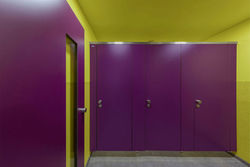 WC-Trennwandsystem PRIMO in Sonderfarbe Lila U 17 503 VV - © Kemmlit