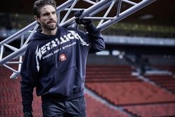 Der Crew Hoody trägt die Handschrift der Rocklegenden.