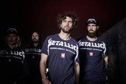 Metallica designte engelbert strauss eine limitierte Fan-Edition, bestehend aus Hoody, Shirt und Basecap.