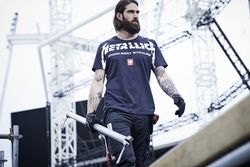 Mit der e.s.motion ten schafft der Vogel den Sprung auf und hinter die Bühne. 