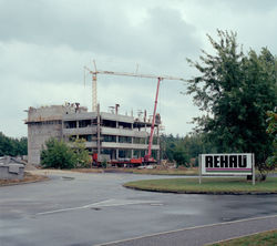 Für nachhaltigen Erfolg investiert REHAU regelmäßig in die Zukunft des Standorts und in seine Gebäude, die allesamt nach chemischen Elementen benannt sind. 1992 wurde das Gebäude Curium errichtet. - © Rehau
