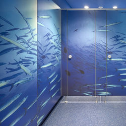 Für die beiden Sanitärräume im Bauteil A lieferte Schäfer bedruckte WC-Trennwände des Typs EF-3 sowie Wandverkleidungen des Typs WV13.&nbsp;
