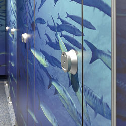 Die Kabinentüren sind mit Einhandbeschlägen nebst integrierter Frei- und Besetztanzeige versehen.
