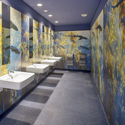 Die Wandverkleidungen erhielten nachträglich Spiegel, die flächenbündig in die Platten eingelassen wurden.
