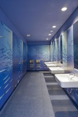 Die Sanitärräume laden zum Abtauchen ein. Die besondere und hochwertige Gestaltung soll die Schüler und Schülerinnen dazu anhalten, mehr Rücksicht auf die Ausstattung zu nehmen.
