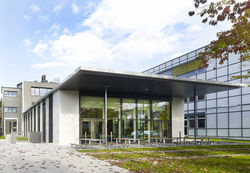 Die Franz-Böhm-Schule besteht aus drei Gebäuden – unter anderem einer großzügigen und multifunktional nutzbaren Mensa.
