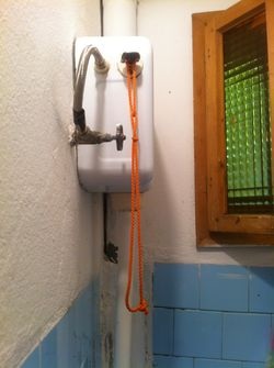 Hier hat man sich zu helfen gewusst. Einfach aber es funktioniert.