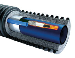 Uponor Ecoflex Supra PLUS besteht aus einem innen liegenden PE-Mediumrohr, einer umgebenden PEX-Dämmung und dem schützenden Mantelrohr aus hochwertigem PE.
