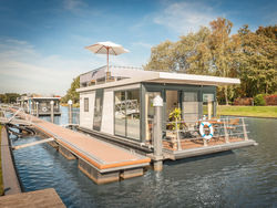 Die Hausboote werden über drei 250 m lange Stege erschlossen.
