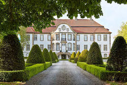 1988 von Dieter Sieger umfassend restauriert, ist Schloss Harkotten bis heute Firmensitz von sieger design. - © Dornbracht