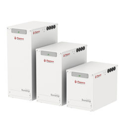 Flamco liefert den FlexTherm Eco in mehreren Modellen, alle haben eine KIWA-Zulassung. Neben der Standard-Ausführung für einen durchschnittlichen Haushalt (Typ 6E) gibt es noch eine kleinere (Typ 3E) und eine größere Ausführung Produkt-Variante (Typ 9E). Alle Modelle verfügen über die gleiche Ausgangsleistung (CW5), variieren jedoch in ihrer Höhe und dadurch bedingt in ihrer Speicherkapazität.
