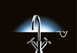 Heute ein Klassiker: die Kreuzgriffarmatur Tara kam 1992 auf den Markt. Das progressive Design wurde zum Archetyp der modernen Badarmatur, weltweit oft kopiert und mit zahlreichen internationalen Preisen ausgezeichnet.