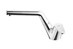 Serientypisches Merkmal der Armatur ist ihre duale Struktur mit separiertem Hebel und Auslauf.