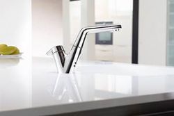 Bei HANSASIGNATUR Hybrid entscheidet der Nutzer, ob er die Armatur über den Hebel bedienen möchte oder durch die berührungslose Funktion mit Infrarot-Sensor.