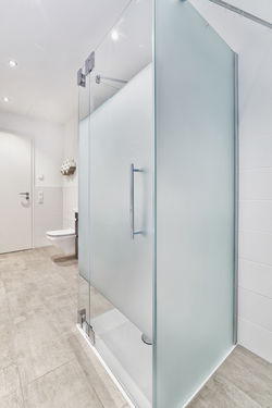 Kermi Duschkabine PASA mit sandgestrahltem Dekor mittig als Sichtschutz. 