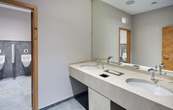 Stil bis in jeden Winkel des Hauses mit EDITION-400-Armaturen am geräumigen Doppelwaschtisch und passenden Accessoires im WC-Bereich. Die halböffentlichen Toiletten-Anlagen werden von den Restaurant-Besuchern und Tagungsgästen genutzt. 