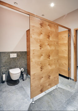 Stil bis in jeden Winkel des Hauses mit EDITION-400-Armaturen am geräumigen Doppelwaschtisch und passenden Accessoires im WC-Bereich. Die halböffentlichen Toiletten-Anlagen werden von den Restaurant-Besuchern und Tagungsgästen genutzt. 