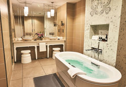 Die Classic Duo Oval Wide Badewanne von Kaldewei lädt, nach einem Tag voller Eindrücke, zum entspannten Baden ein.