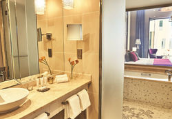 Mit ihrer zeitlosen Form fügt sich die Kaldewei Badewanne Classic Duo Oval ideal in die Gästebäder des ersten Kempinski Hotels auf Kuba ein.