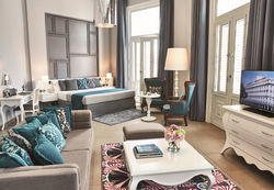 Das neue Hotel verfügt über 246 Zimmer und Suiten. Dank der Flügeltürfenster genießen die Gäste einen atemberaubenden Blick auf das Stadtzentrum.