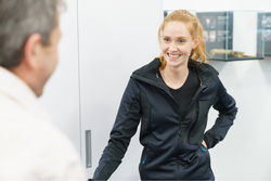 Sandra Hunke ist SHK-Anlagenmechanikerin, Model und Markenbotschafterin von Hansa.