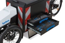 Abschließbare SideTopLoader Variante der Cargo-Unit für Werkzeuge und Verbrauchsmittel. - © Sortimo