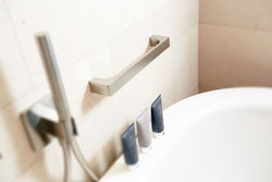 Der Haltegriff sorgt für Komfort.