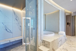 In der 6. Etage befindet sich der SPA-Bereich des Hotels. Besonderen Luxus bietet die Private SPA-Suite. Die Kombination mit den großen Marmor-Fliesen und das sanfte Lichtkonzept betonen die edlen Oberflächen der Türgriffe, Haken und WC-Accessoires.