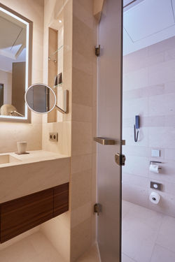 Keuco iLook_move Kosmetikspiegel mit perfekter Gesichtsausleuchtung 