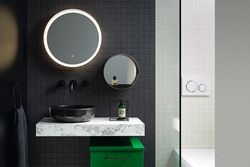 Eine gute Ausgangsposition hat auch das im Einrichtungsbereich stark angesagte Grün – hier im starken Kontrast zu Schwarz in Kombination zu Marmor und Weiß.
