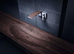 <p>Material-Mix bei Armaturen: Mit Holz kommt schnell ein wohnlicher Charakter ins Badezimmer.</p> - © Hansgrohe