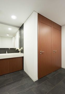 Maßgeschneiderte Anfertigungen und die Individualisierung von Sanitärtrennwänden zählen zu den besonderen Stärken von Schäfer.