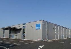 Mit dem 3000 Quadratmeter großen Neubau an die bestehende Produktion reagiert der Trennwandspezialist auf das permanente Wachstum der vergangenen Jahre.
