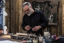 Jörg Heikhaus aka Alex Diamond in seinem Atelier. Das Thema Wasser zieht sich wie ein roter Faden durch viele seiner Werke. 