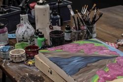 Felder, Kirschblüten, Wasser: Das Motiv „Frühling“ entsteht. Alex Diamond bemalt zunächst eine Holzplatte.