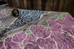 Seine Technik verbindet Malerei und Schnitzerei: So gibt der Künstler auch dem Frühlings-Motiv seine dynamische Struktur.