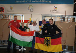 Josef Bock, Leiter des Bundesleistungszentrums für die SHK-Berufe in Schweinfurt und André Schnabel, Experte Sanitär und Heizung, freuen sich mit dem deutschen Teilnehmer Paul Schärschmidt und dem ungarischen Teilnehmer und seiner Expertin über den gelungenen Wettbewerb in Nürnberg und die bevorstehenden EuroSkills in Budapest/Ungarn.
